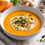 Kürbis Curry Suppe mit einem Hauch Kokos