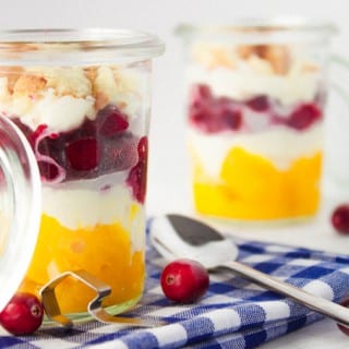 Fruchtiger Mango Cranberry Cocktail mit Crunch