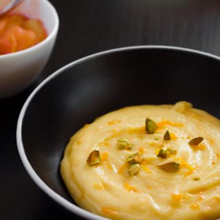 Orangengrieß mit Rhabarberkompott