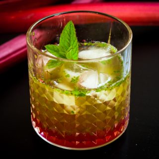 Sommerlicher Rhabarber Minz Bash mit Gin